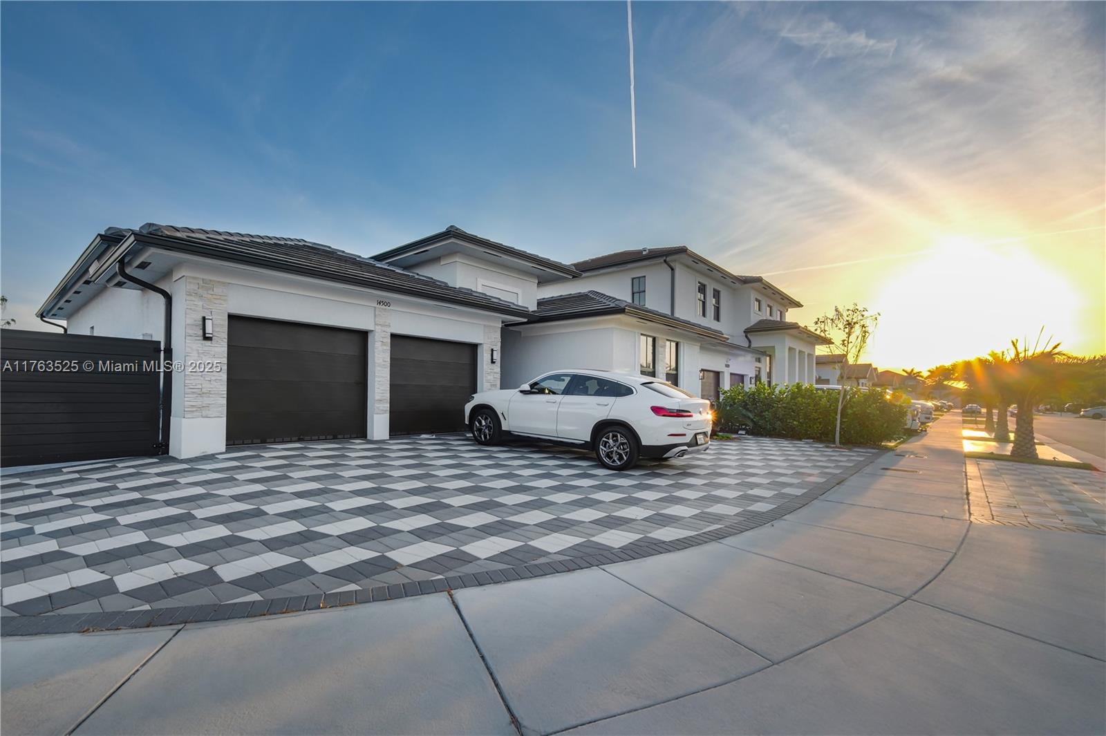 Beautiful single family house in an excellent neighborhood in the south west area of Mami.
4 beds, 3.5 bahts.
Ceramic floor and Zebra Blinds throughout the house.
Double garage.
House with a beautiful open concept and a large island in the kitchen that give a modern look to the house.
Large terrace in the patio.