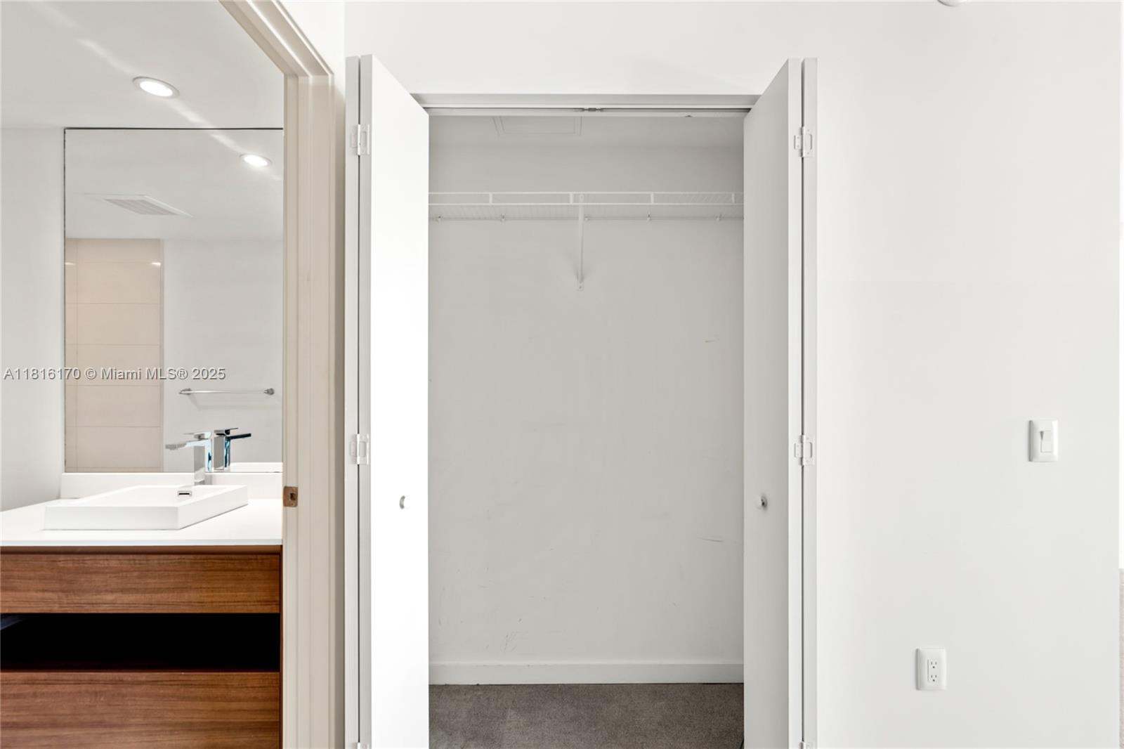 1100 MILLECENTO RESIDENCE - Residential