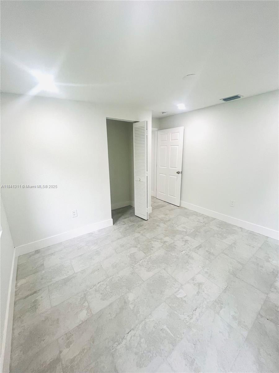 Newly Remodeled Apartment – Prime Location!
Be the first to live in this beautifully updated apartment featuring a kitchen with granite countertops, all-new finishes, and private rooms for comfort and convenience. Ideal for up to two people, the unit includes two dedicated parking spaces. Located in a highly convenient area, this apartment offers both style and accessibility. Move-in ready with only the first month’s rent and one deposit required. Don’t miss out—this opportunity won’t last long. Contact us today to schedule a viewing! SAME DAY APPROVAL