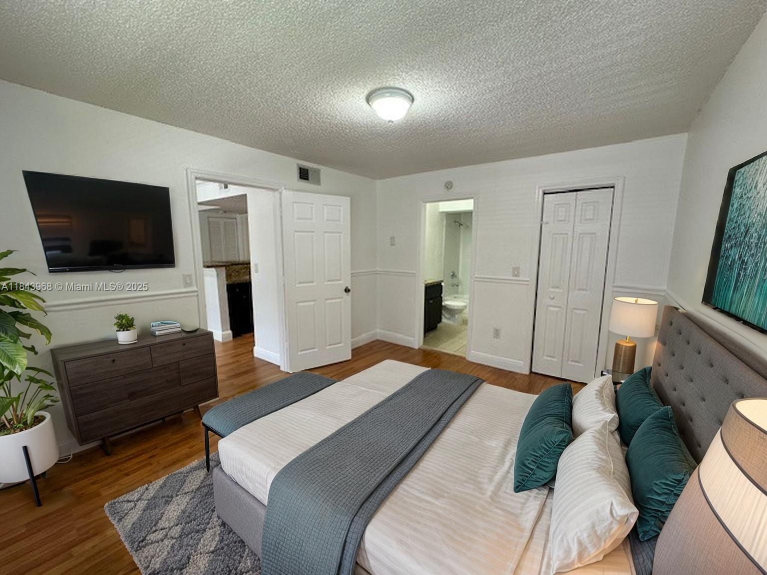 VISTA LAGO AT THE HAMMOCKS - Residential