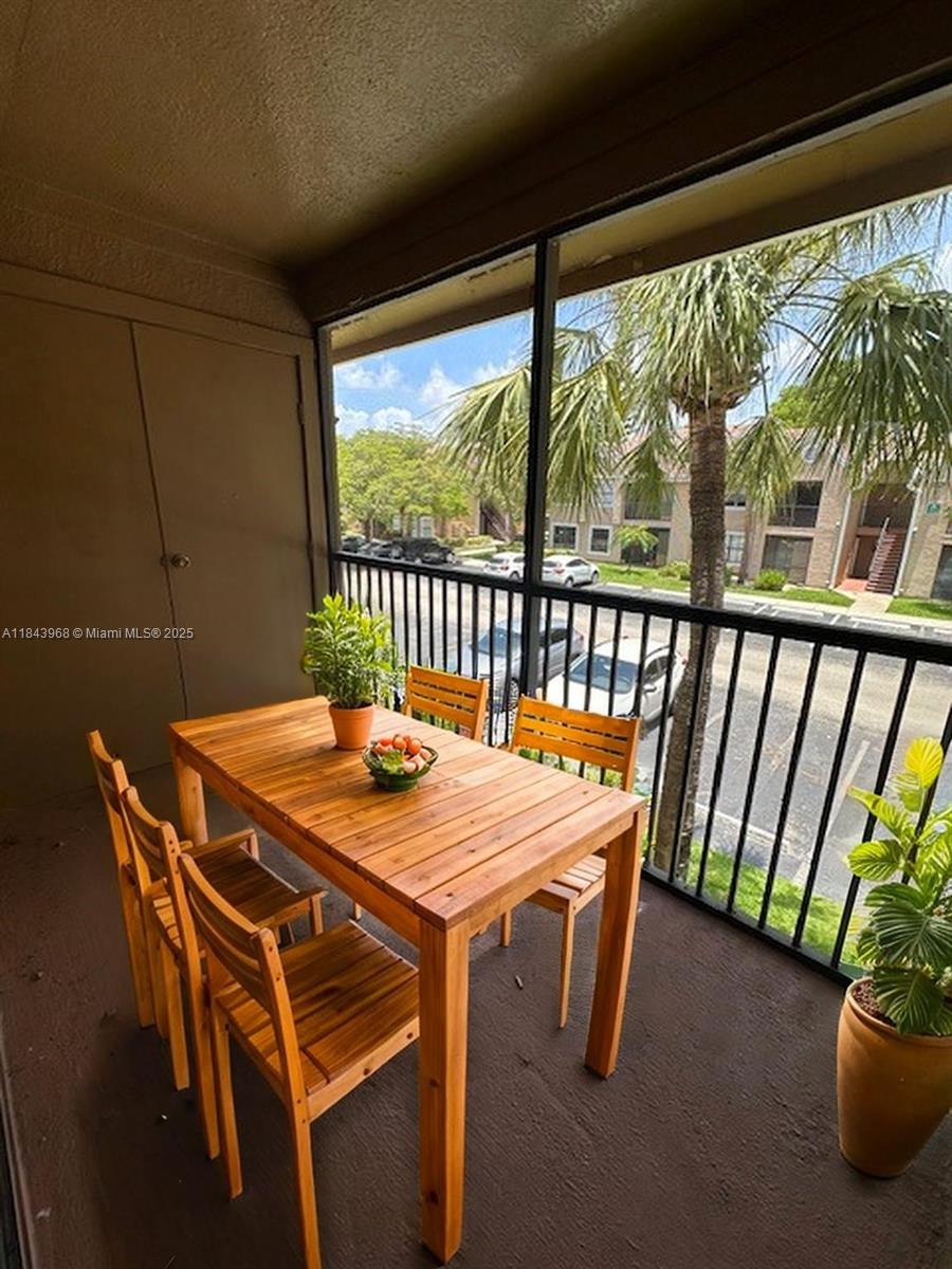 VISTA LAGO AT THE HAMMOCKS - Residential