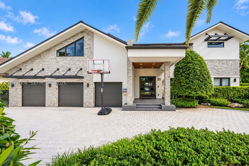Photo of 33 Pelican Dr, Fort Lauderdale, FL 33301 (MLS # A12092004)