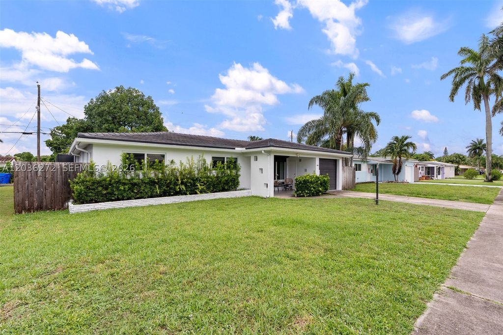 Photo of 706 N 32nd Ct, Hollywood, FL 33021 (MLS # A12036272)