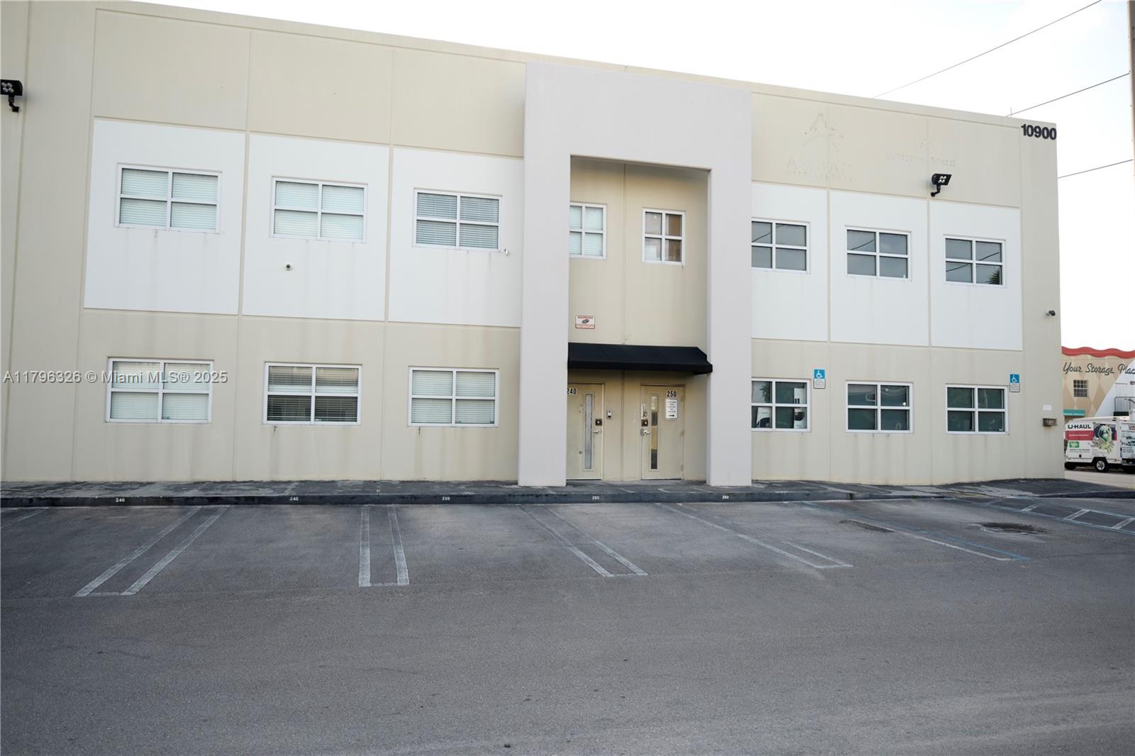 Excellent office with warehouse, excellent location, consisting of 6 offices, one of them located in the warehouse area, which is excellent for your worker, 1 conference room, 6 workstations. 1.732 SqFt Office and 2.220 SqFt of Warehouse. Located near the International Mall, Dolphin Mall, restaurants and banks.