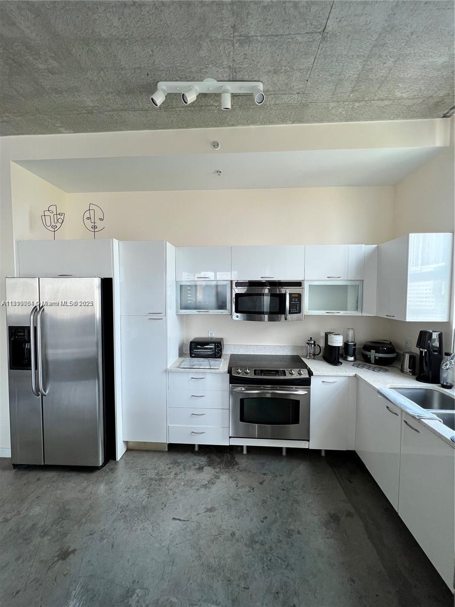 133 NE 2nd Ave 913