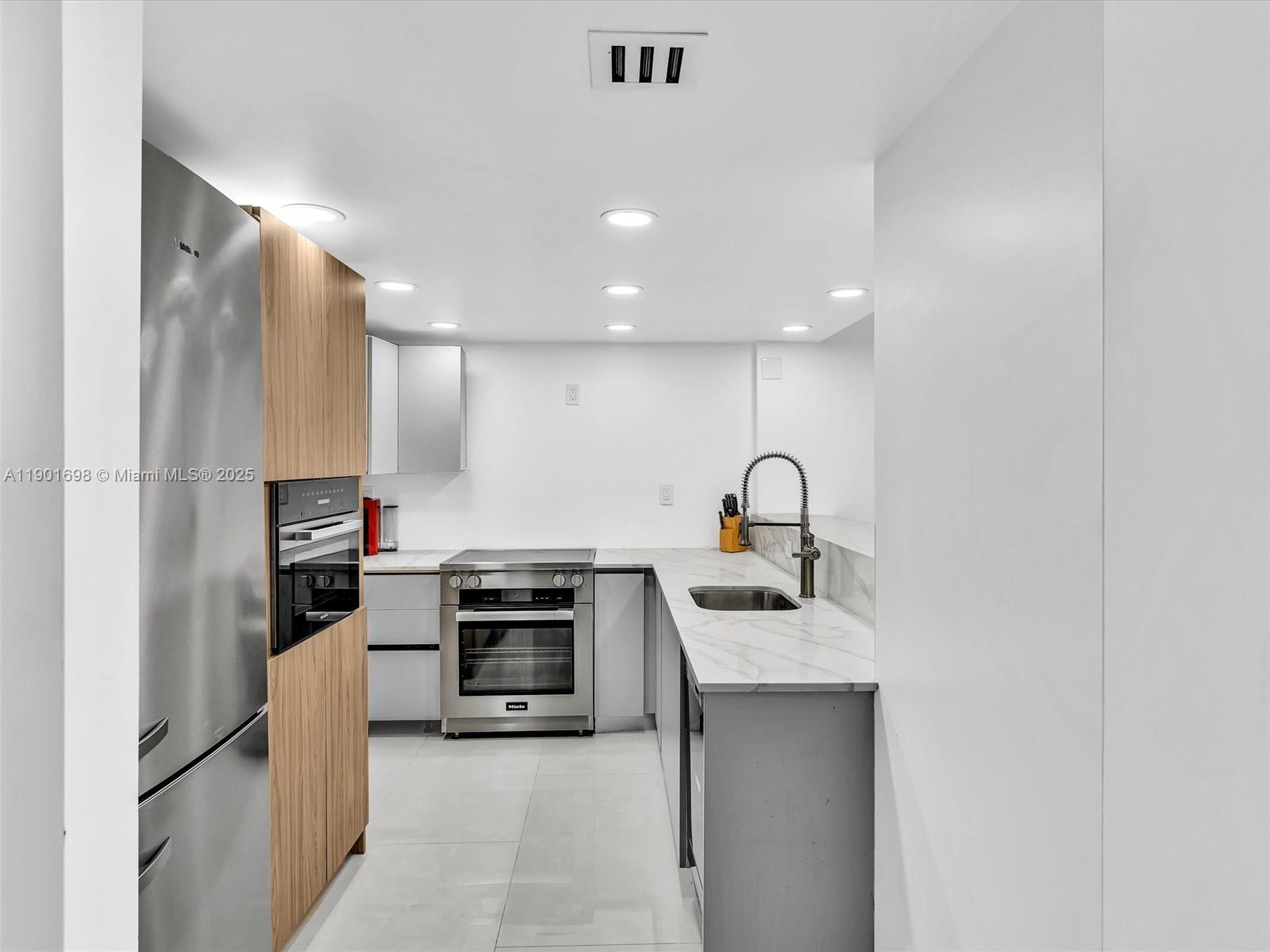 10000 PLAZA CONDO-SOUTH T - Residential Lease