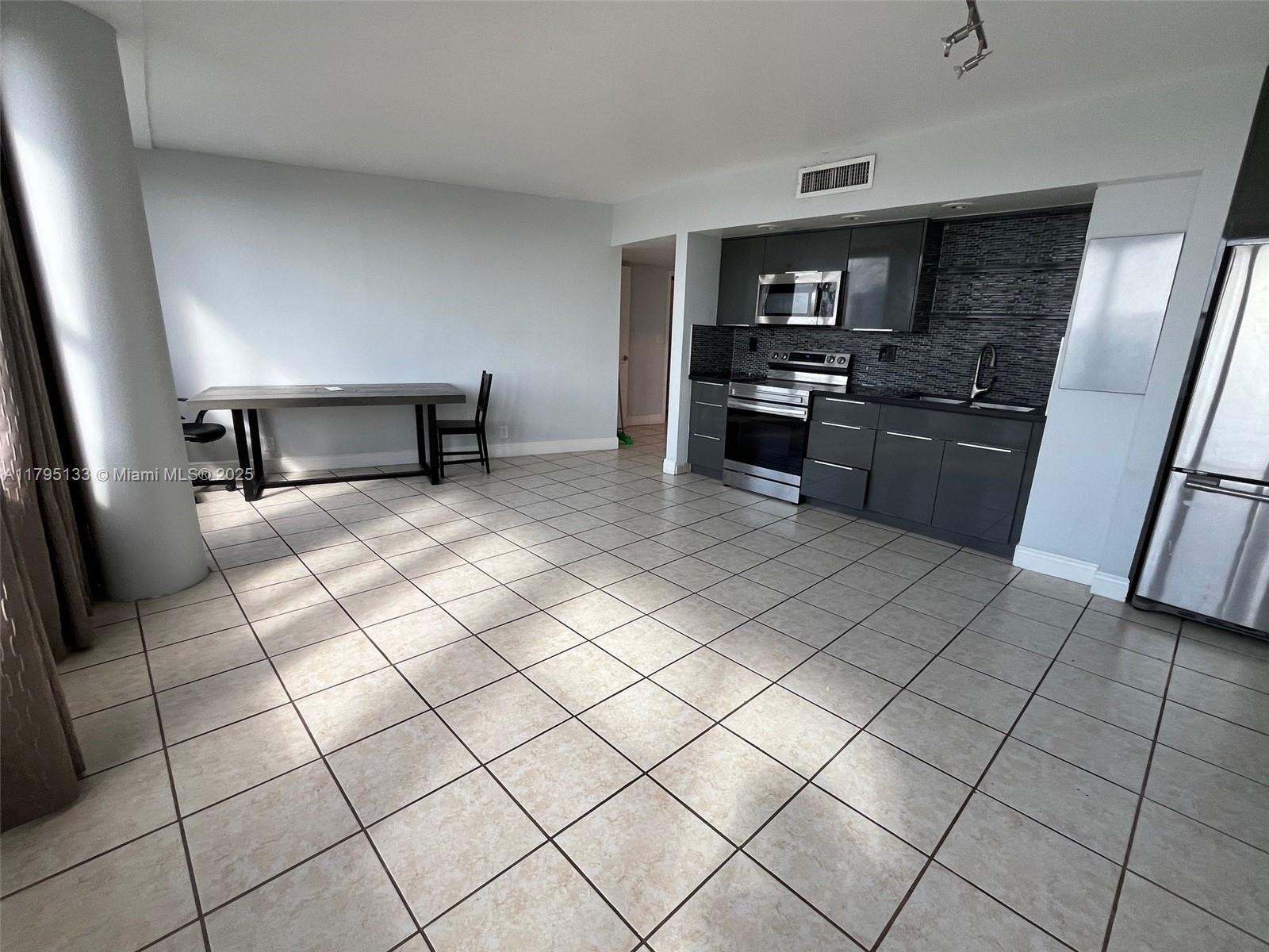KING COLE CONDO - Residential