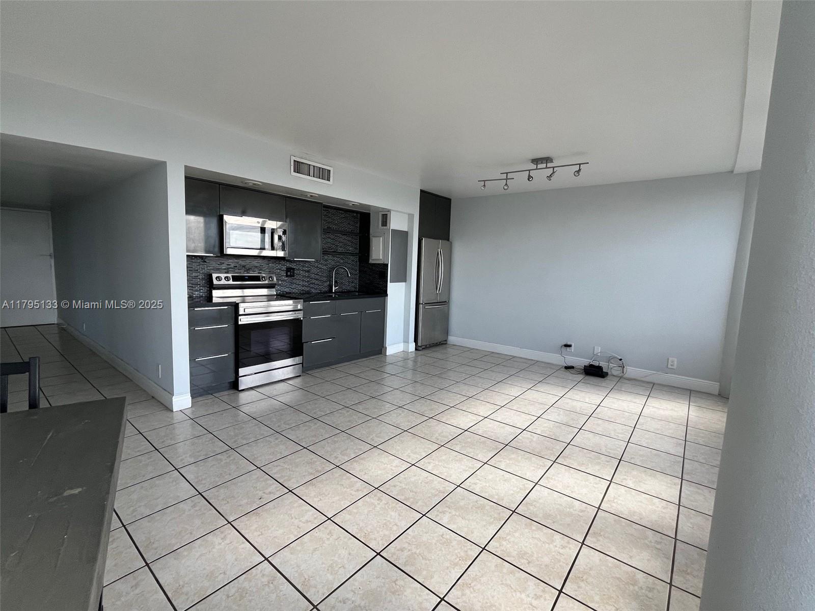 KING COLE CONDO - Residential