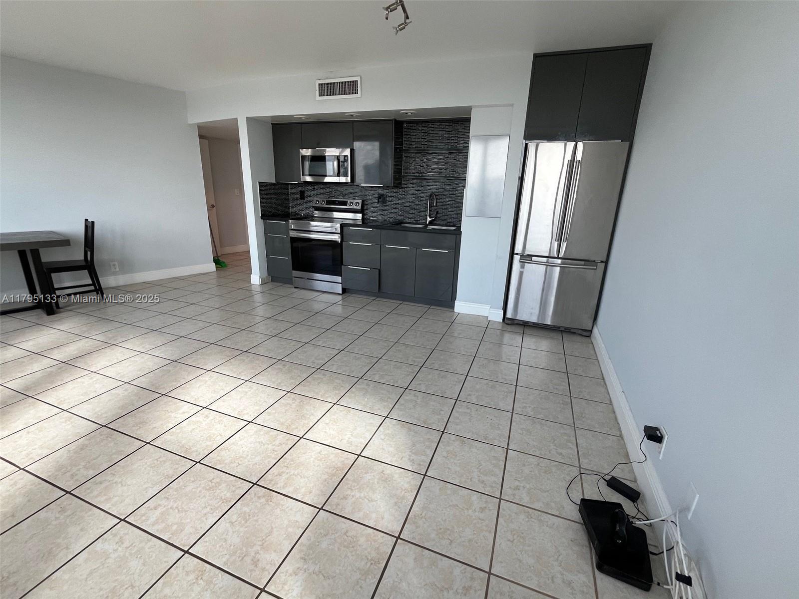 KING COLE CONDO - Residential