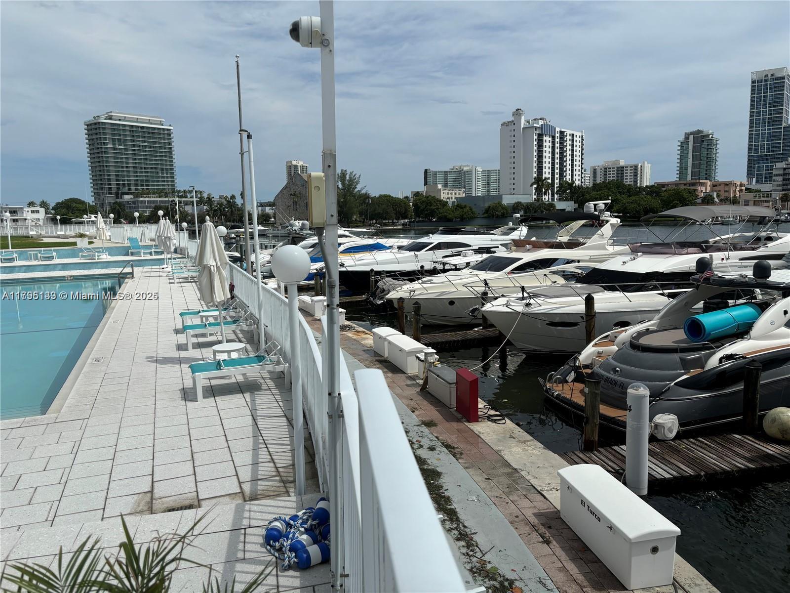 KING COLE CONDO - Residential