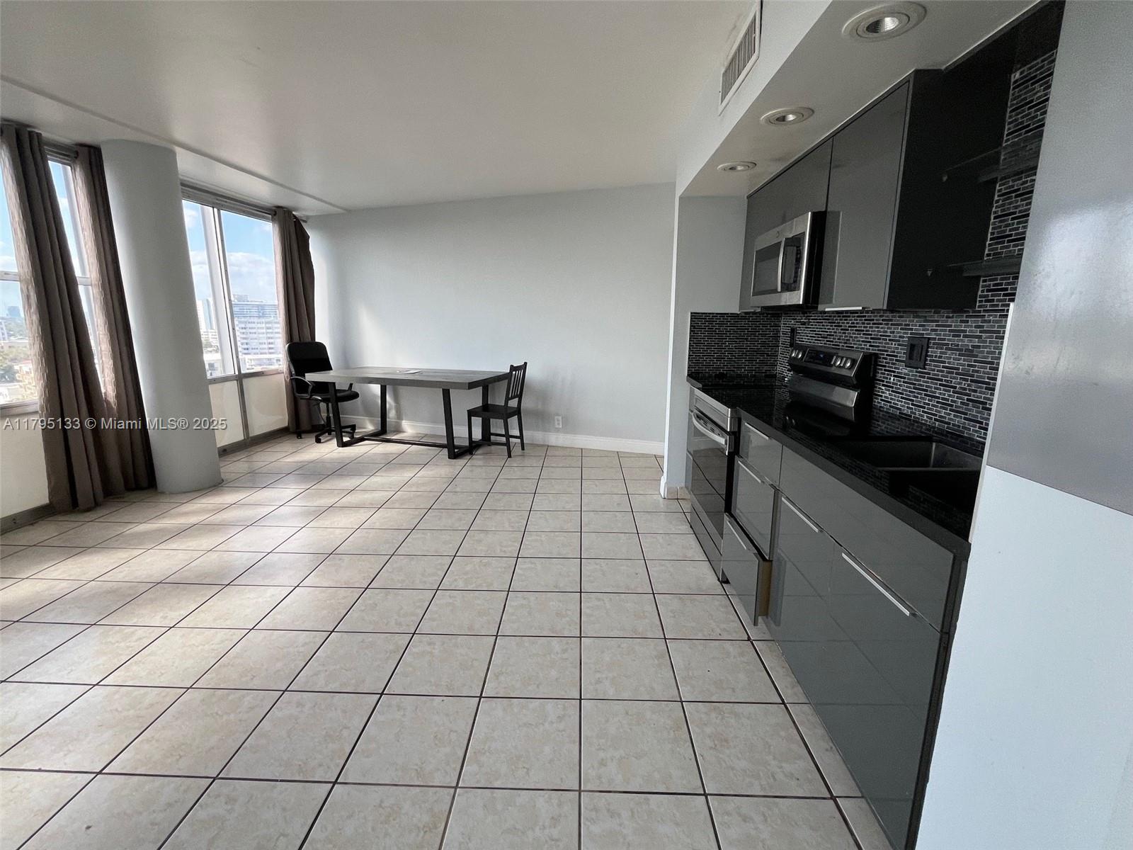 KING COLE CONDO - Residential