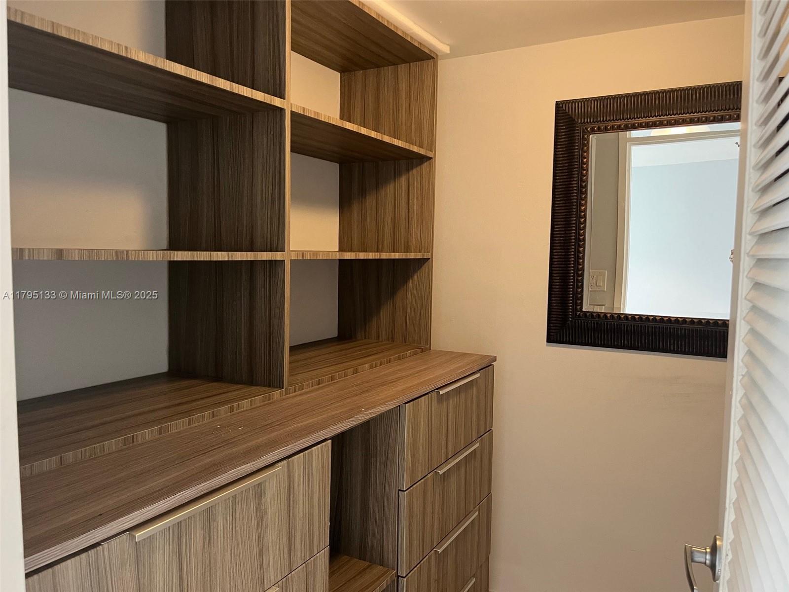 KING COLE CONDO - Residential