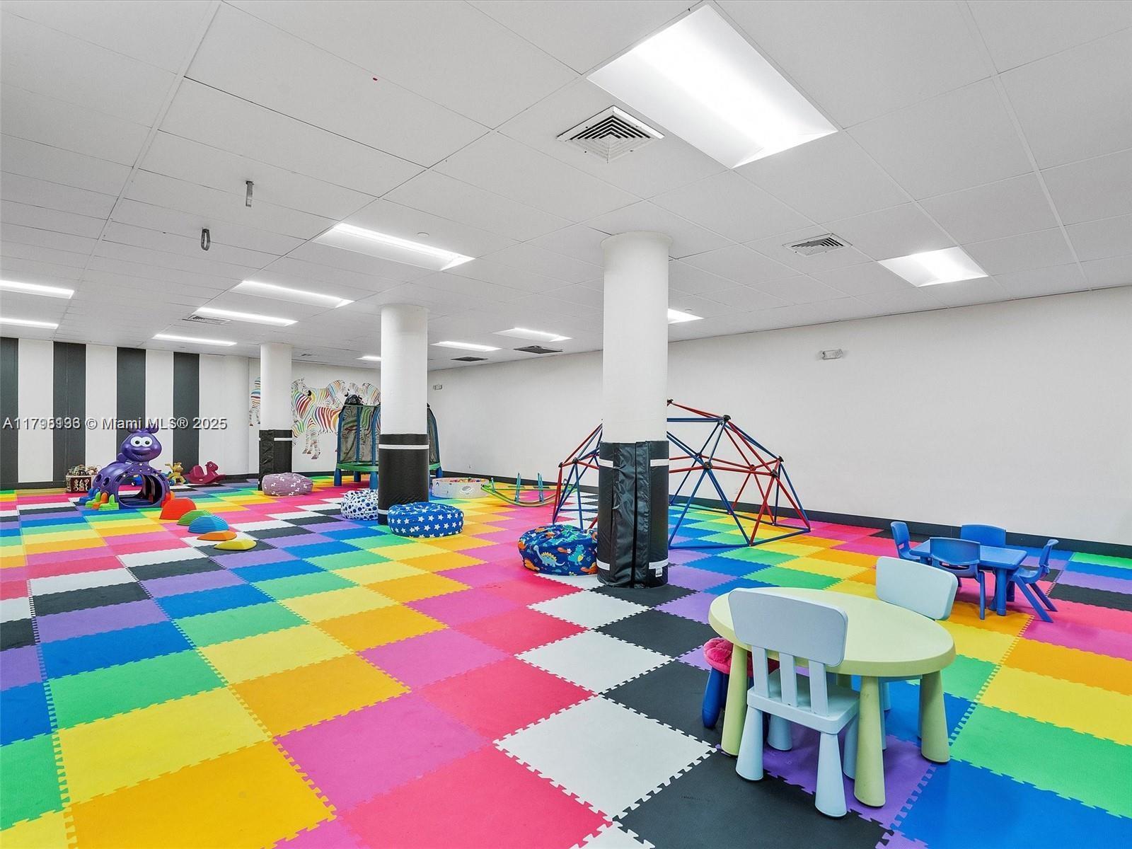 KING COLE CONDO - Residential