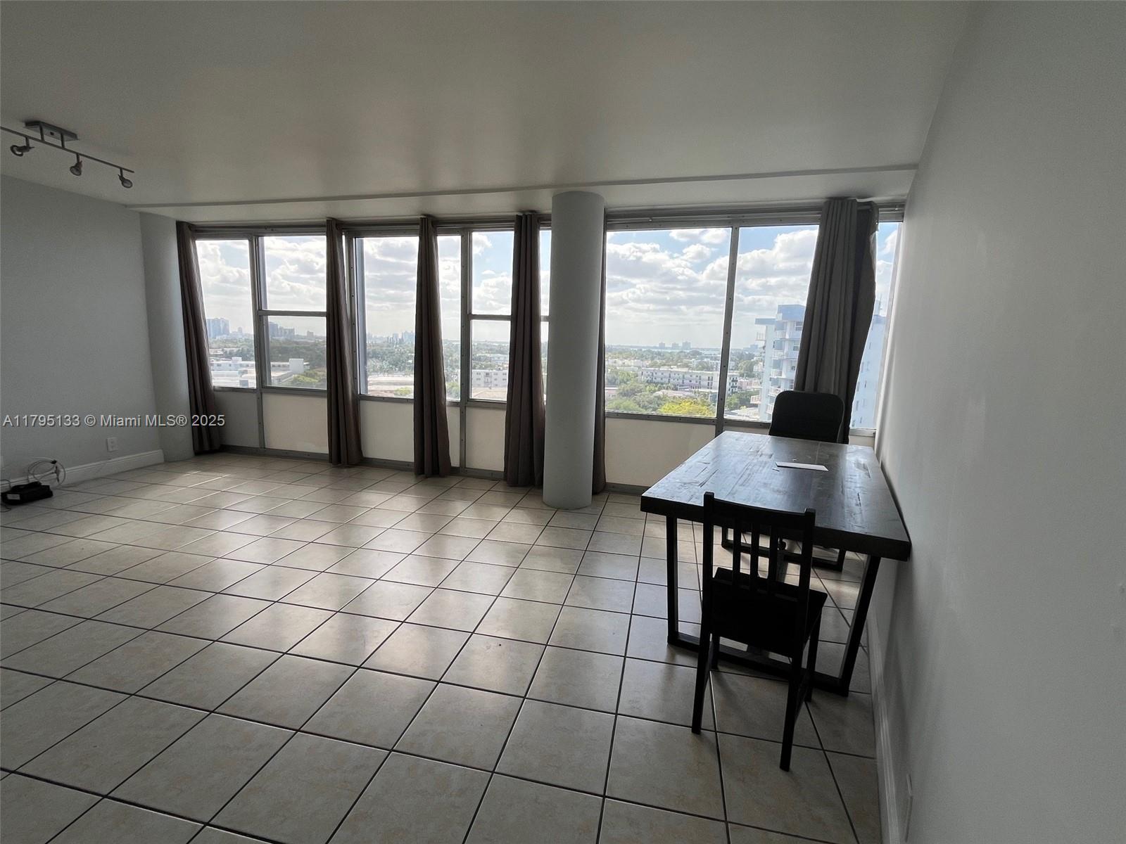 KING COLE CONDO - Residential