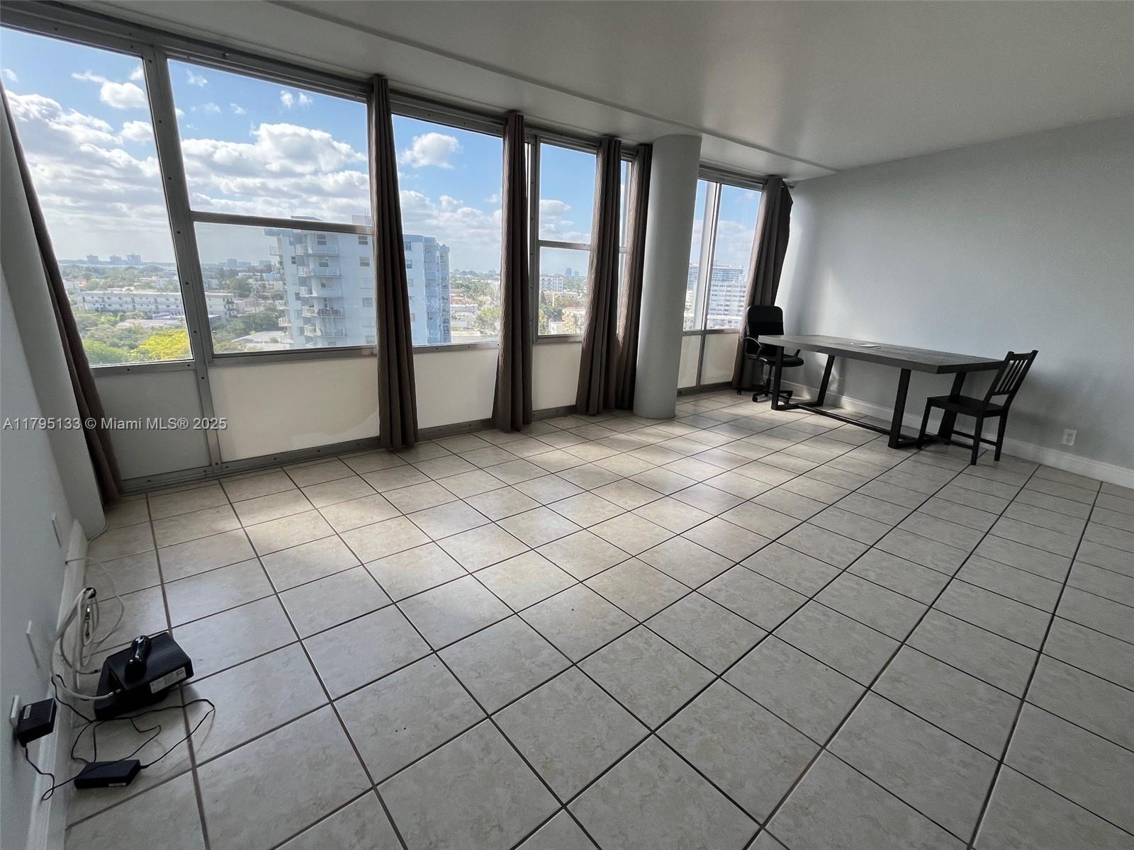 KING COLE CONDO - Residential