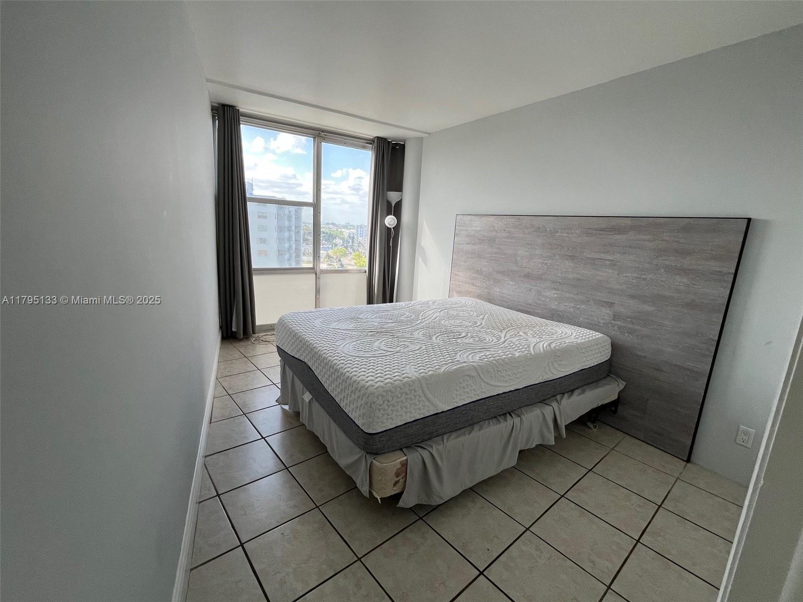 KING COLE CONDO - Residential