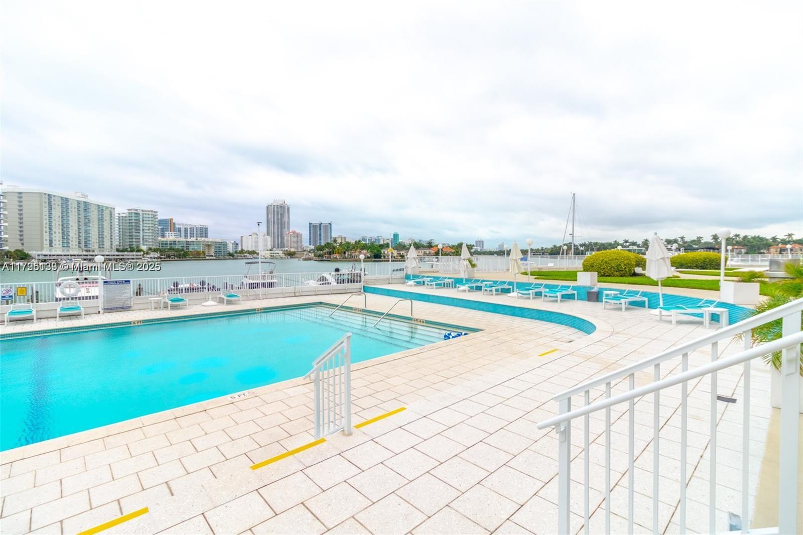 KING COLE CONDO - Residential