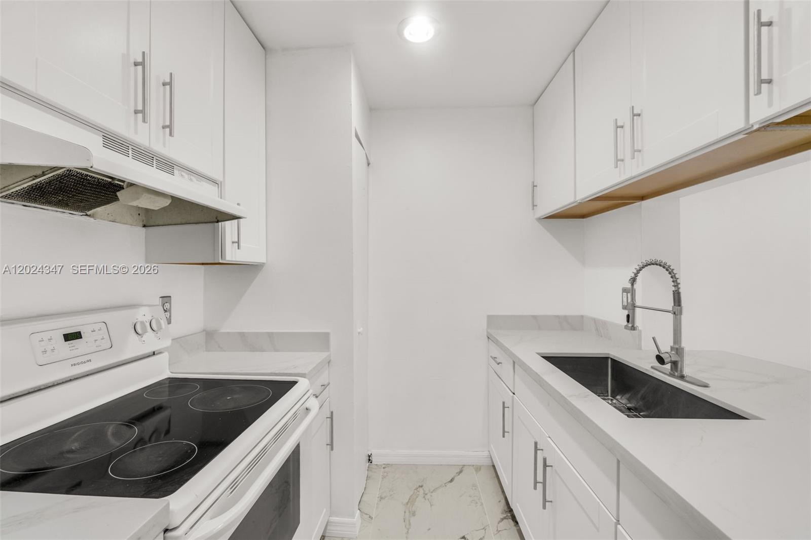 BANYAN TREE FIVE CONDO - Residential Lease