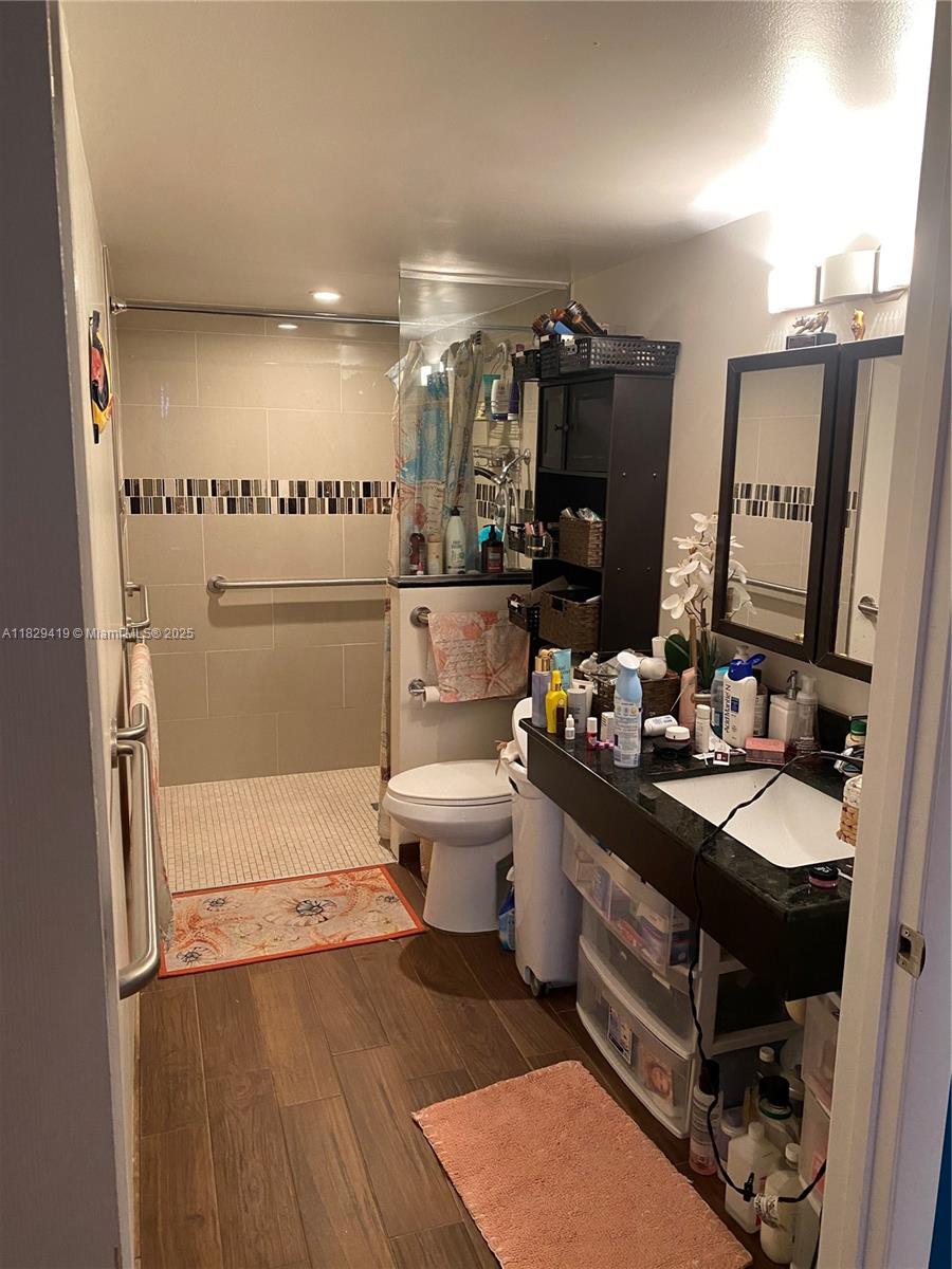 200 LESLIE CONDO - Residential