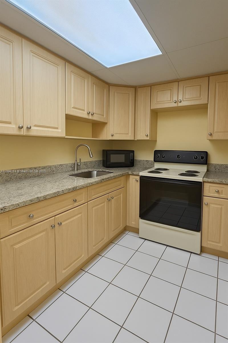 SUNSET VILLAS NO 3 CONDO- - Residential