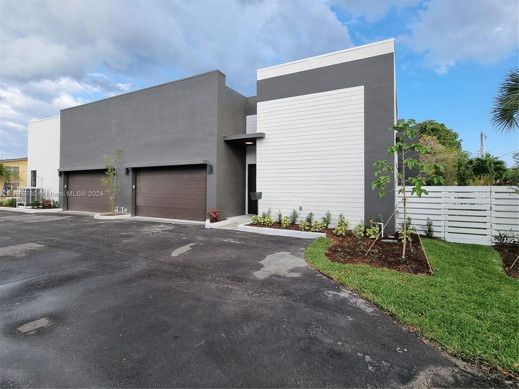 Photo of 808 NE 14th Pl #808, Fort Lauderdale, FL 33304 (MLS # A11676780)