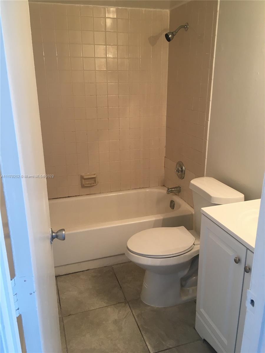 COURTS AT OAKLAND PARK (T - Residential