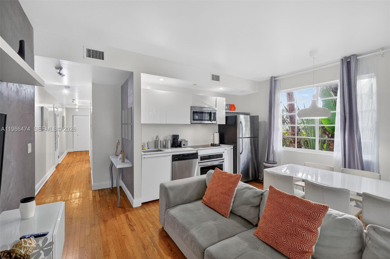 ESSENZA AT 1410 EUCLID CO - Residential Lease