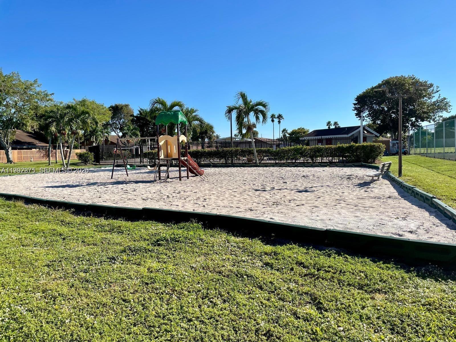 COUNTRY LAKE MANORS TOWNH - Residential