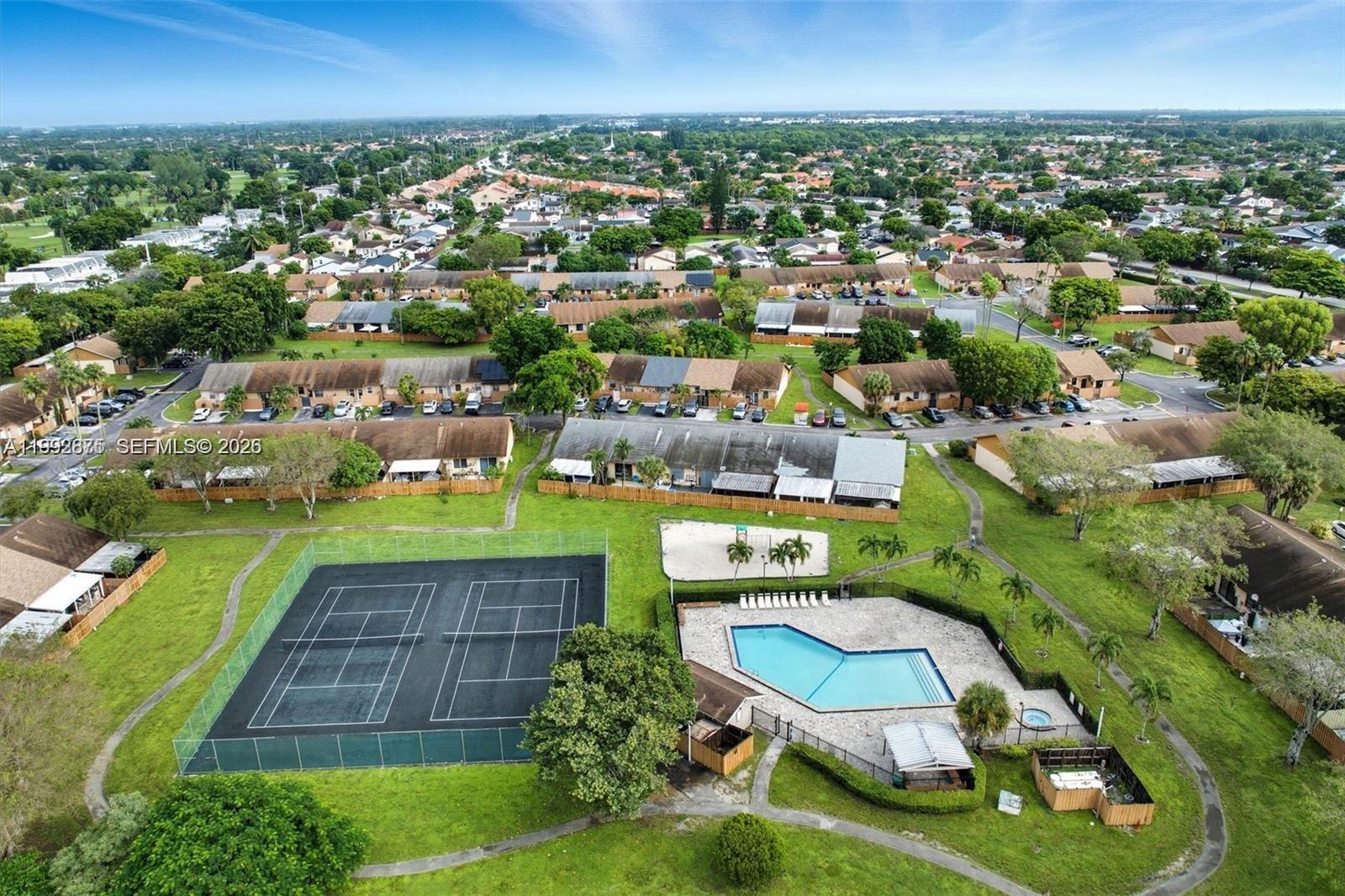 COUNTRY LAKE MANORS TOWNH - Residential