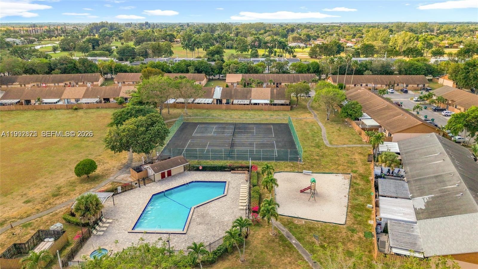 COUNTRY LAKE MANORS TOWNH - Residential