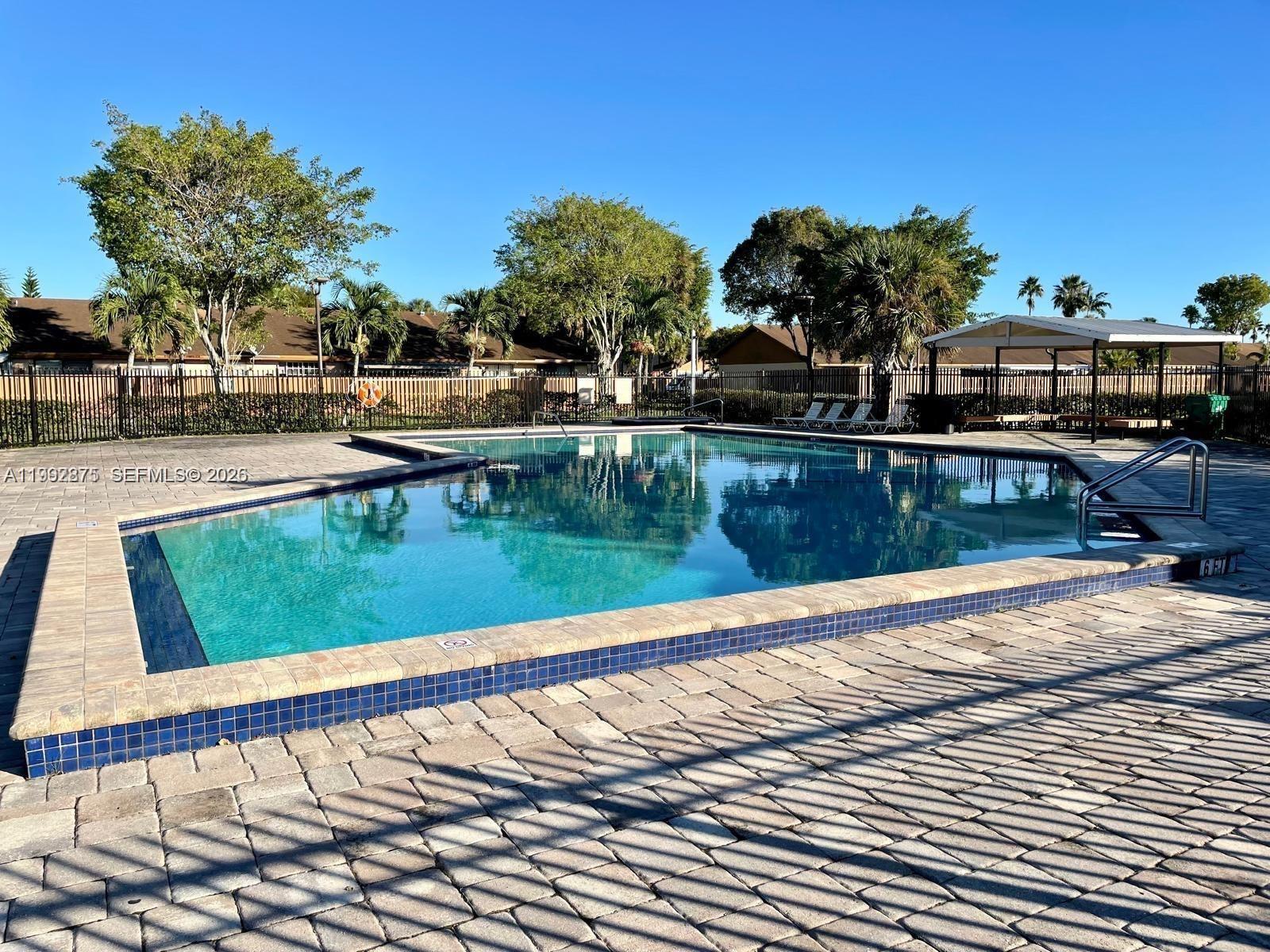 COUNTRY LAKE MANORS TOWNH - Residential