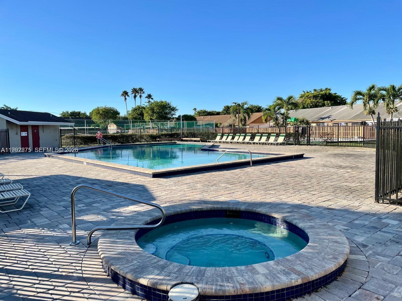 COUNTRY LAKE MANORS TOWNH - Residential