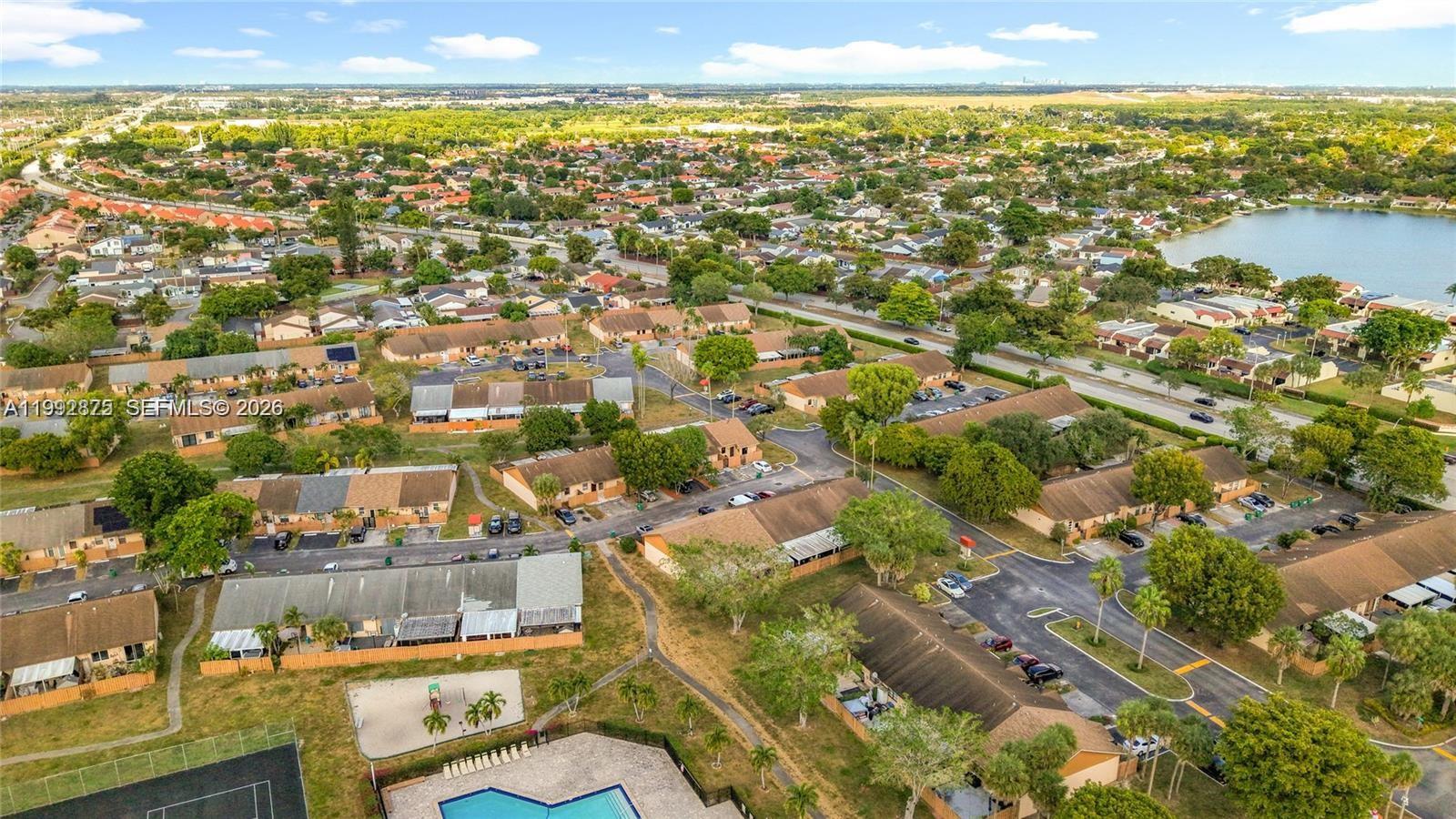 COUNTRY LAKE MANORS TOWNH - Residential