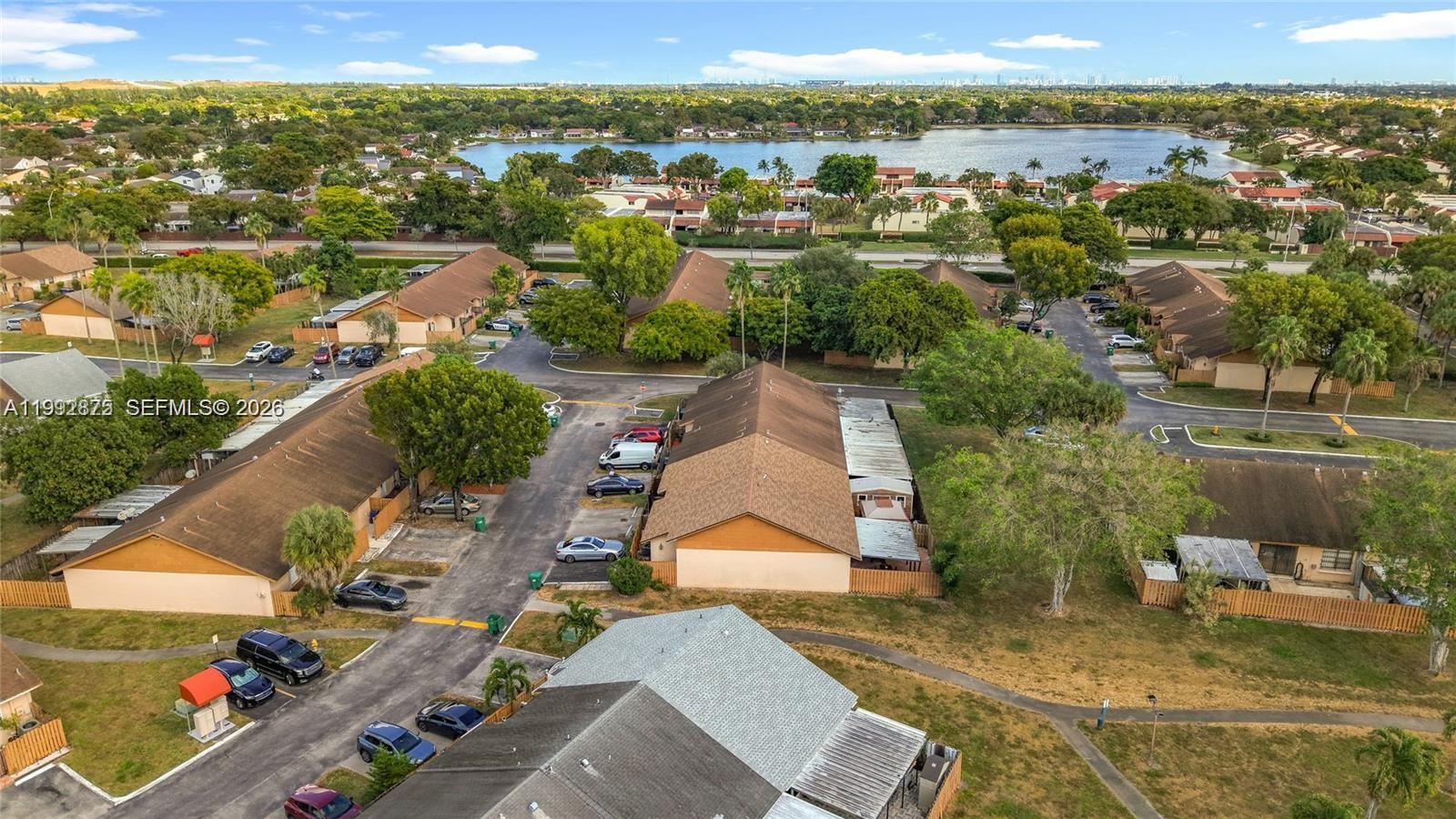 COUNTRY LAKE MANORS TOWNH - Residential