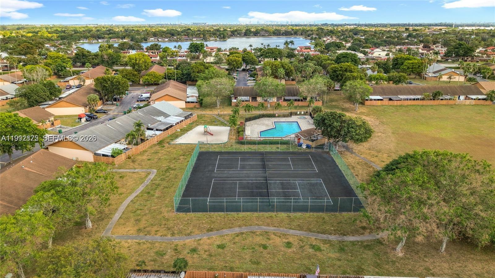 COUNTRY LAKE MANORS TOWNH - Residential