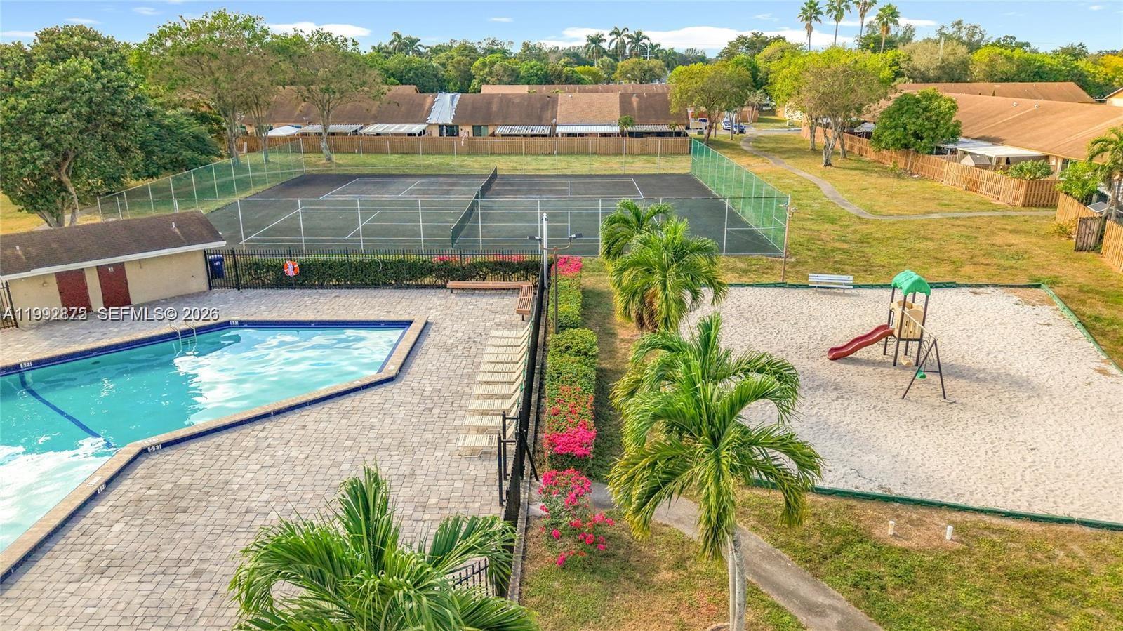 COUNTRY LAKE MANORS TOWNH - Residential