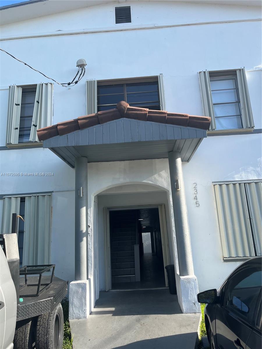 Renovated one-bedroom apartment available for rent on a month to month basis at $1700 per month. Only asking for first month and deposit. Txt LA for showing.