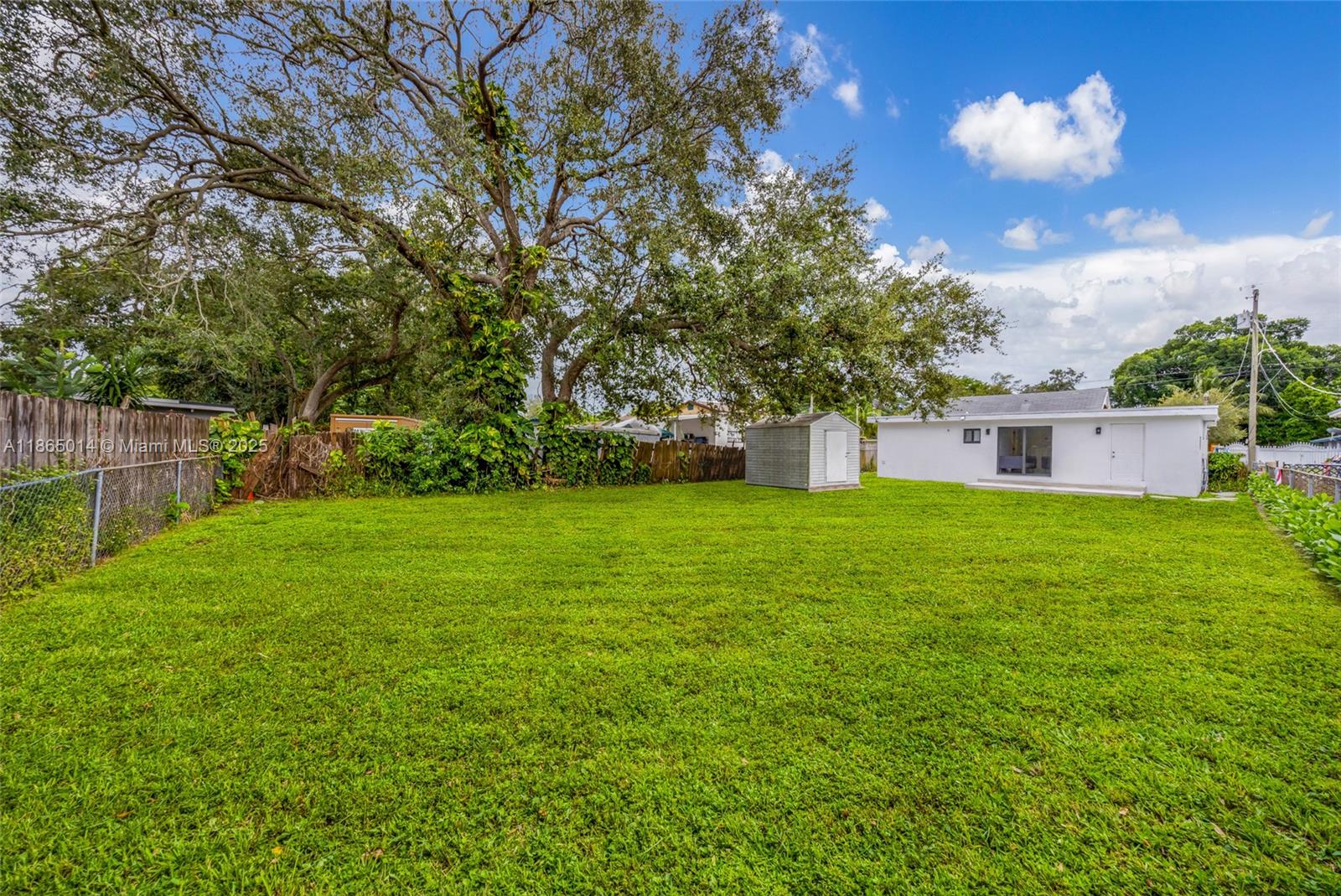 Beautiful House for rent. Completely renovated, it has three bedrooms, three bathrooms, and 2 Parking spaces. Great backyard. It is a great location, a nice neighborhood!