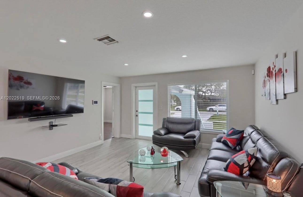 876 Gardenia Dr