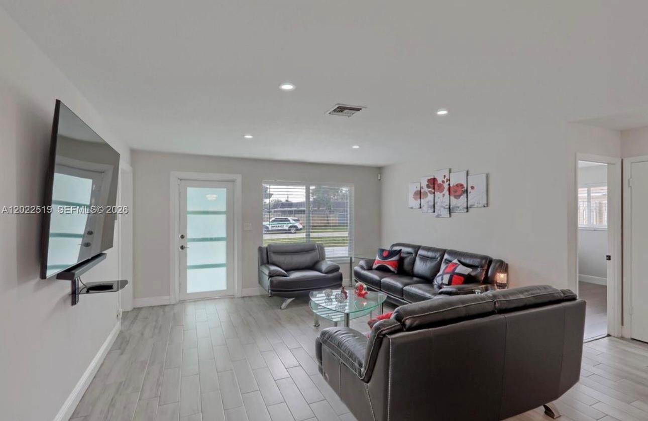 876 Gardenia Dr
