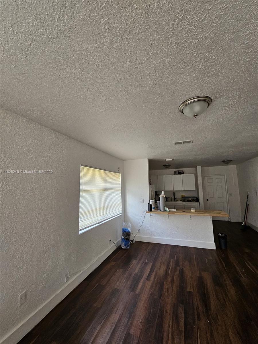 Discover the comfort and lifestyle offered by this charming studio for rent, strategically located at 1408 NW 9th Ave, Fort Lauderdale, FL 33311. This space has been designed with your well-being in mind, ideal for professionals, students, or anyone looking for a cozy and functional retreat in one of Florida's most vibrant cities.
Enjoy the convenience of living close to Fort Lauderdale's main attractions, with easy access to beaches, trendy restaurants, entertainment venues, and workspaces. The studio offers a bright and well-designed environment, perfect for relaxing after a long day or concentrating on your projects. Don't miss the opportunity to experience Fort Lauderdale to the fullest!