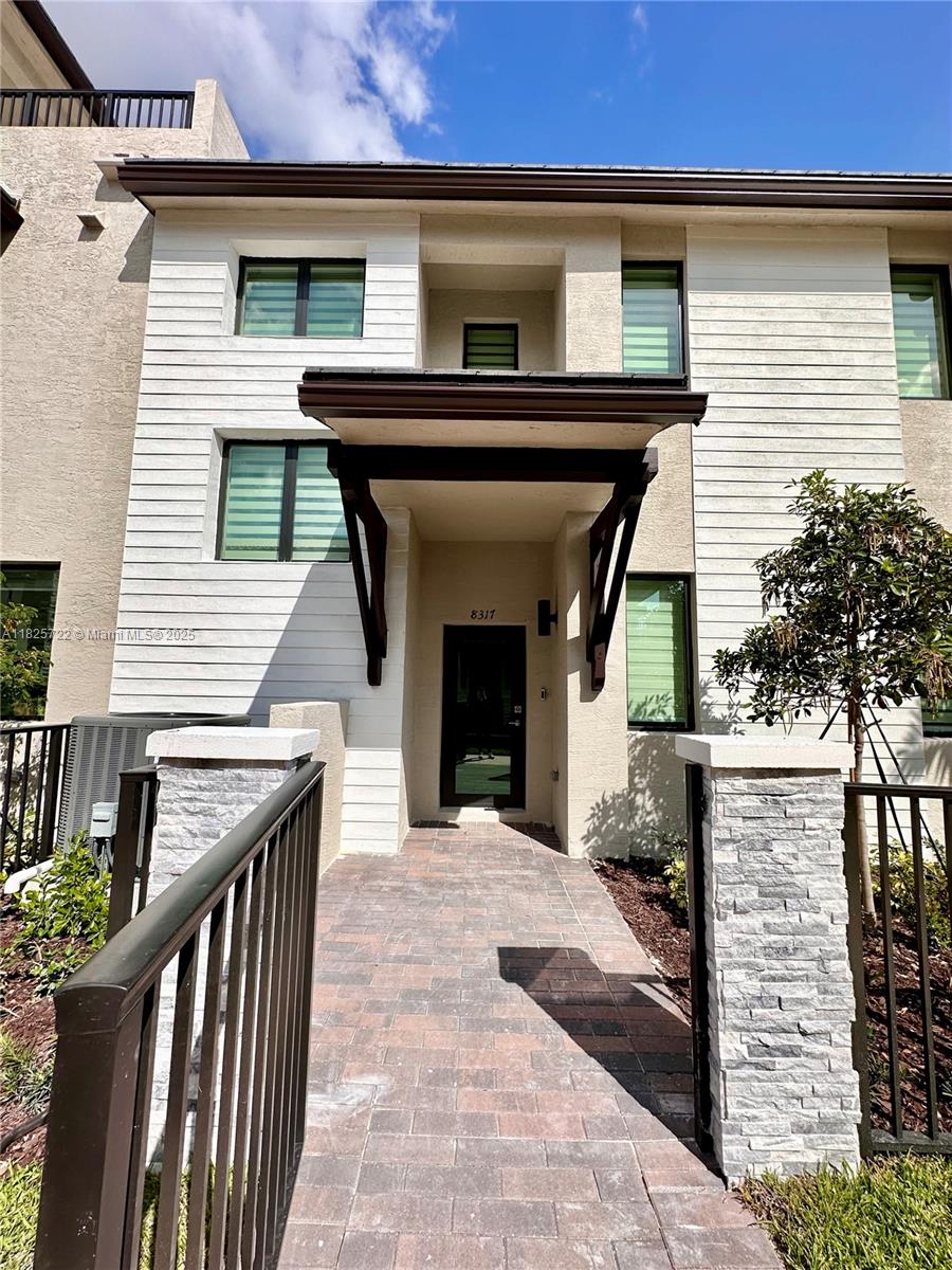 8317 NW 45th St