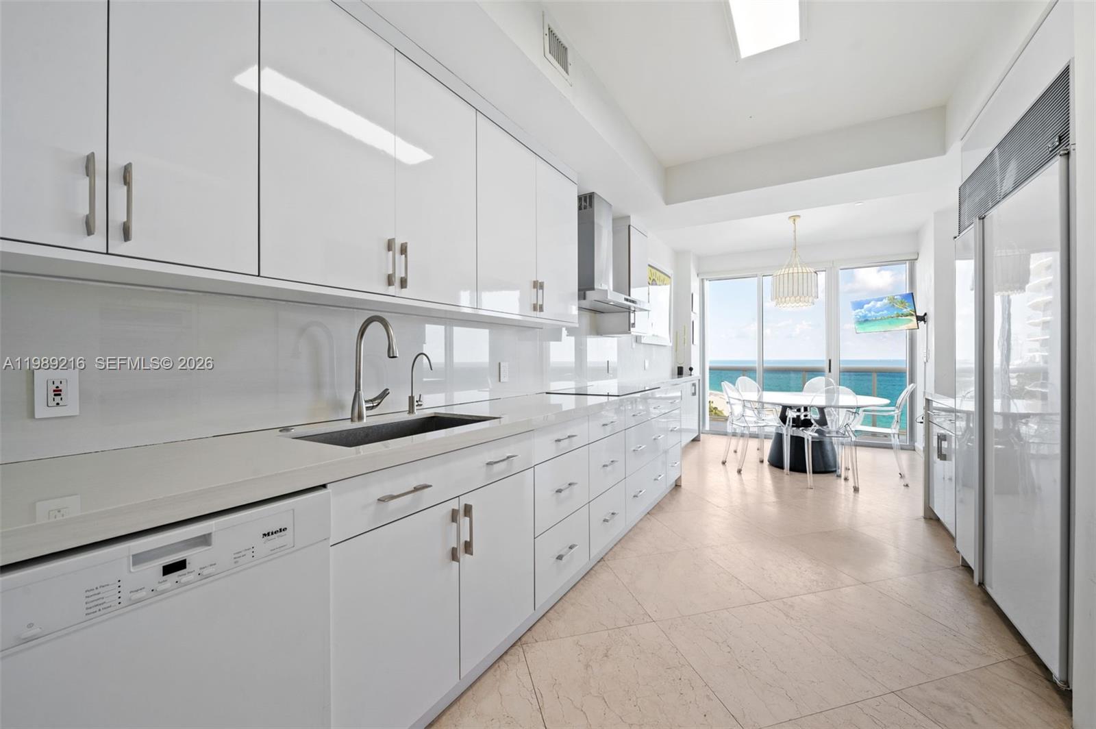 MAJESTIC TOWER - Residential