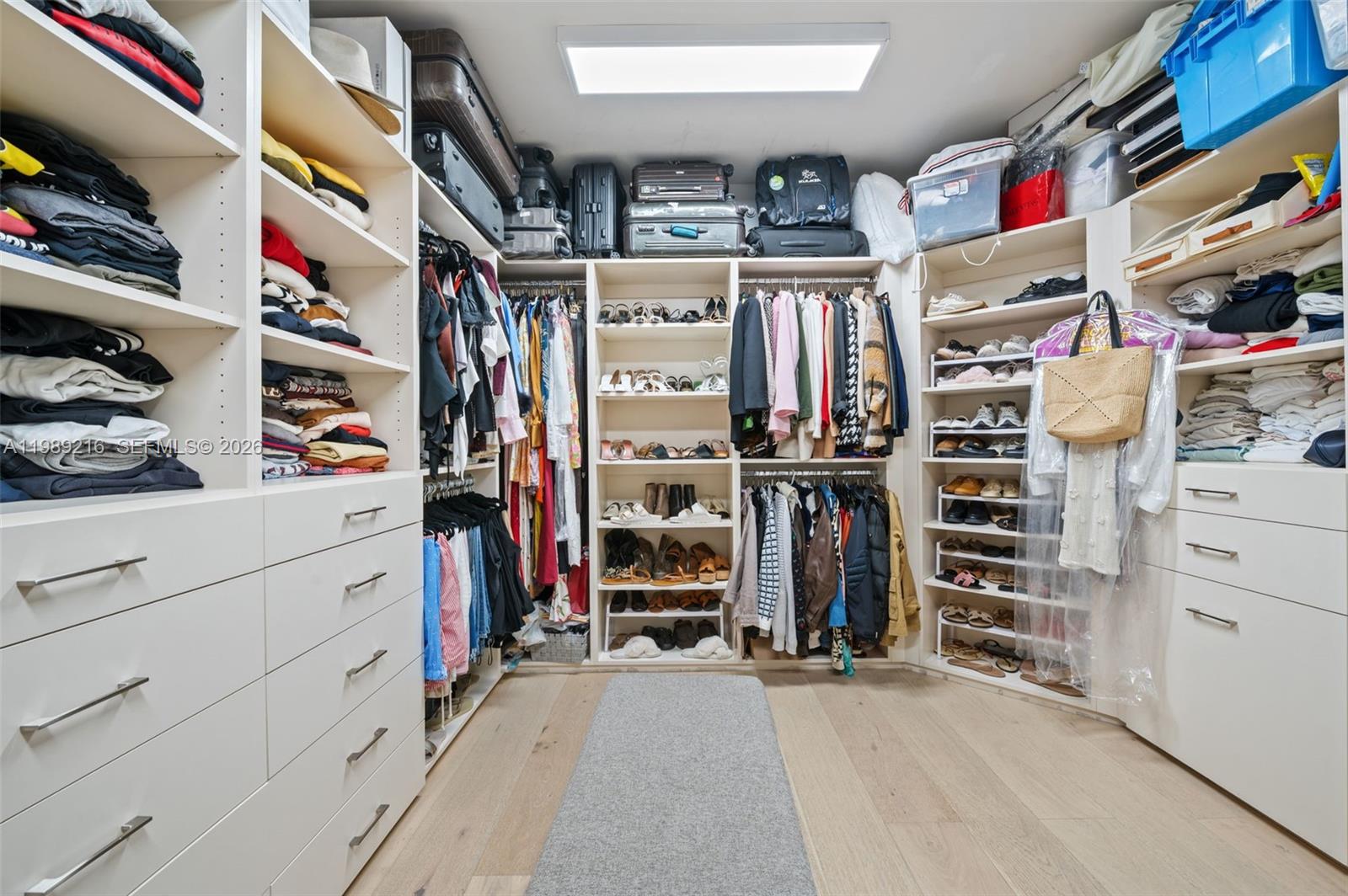 MAJESTIC TOWER - Residential