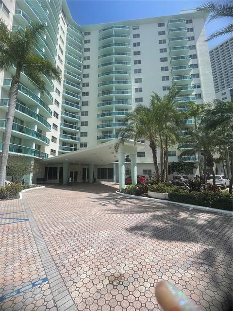 Condominium in Hollywood FL 3901 Ocean Dr Dr 5.jpg