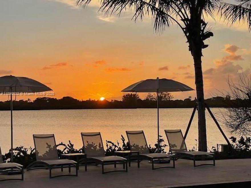 Palm Beach large Studio- Intracoastal,  golf courses near by, Intracoastal and garden view! A rare find recently renovated building. Amenities include pool- fitness center-deeded beach access across the street. Full kitchen with oven/range refrigerator w/icemaker, dishwasher, disposal, and built-in microwave-laundry in the building. Laminate floors furnishings and accessories for a turnkey rental to the public Palm Beach Par 3 Golf Club for breakfast-lunch-dinner-Four Seasons Resort just a little farther down the Boulevard for dining and spa services. Signed parking INTERNET, ELECTRICITY INCLUDED WITH SHORT-TERM RENTAL-PLEASE CONTACT FOR yearly RATE, THE UNIT AVAILABLE from December 15th'25 for season or long term.