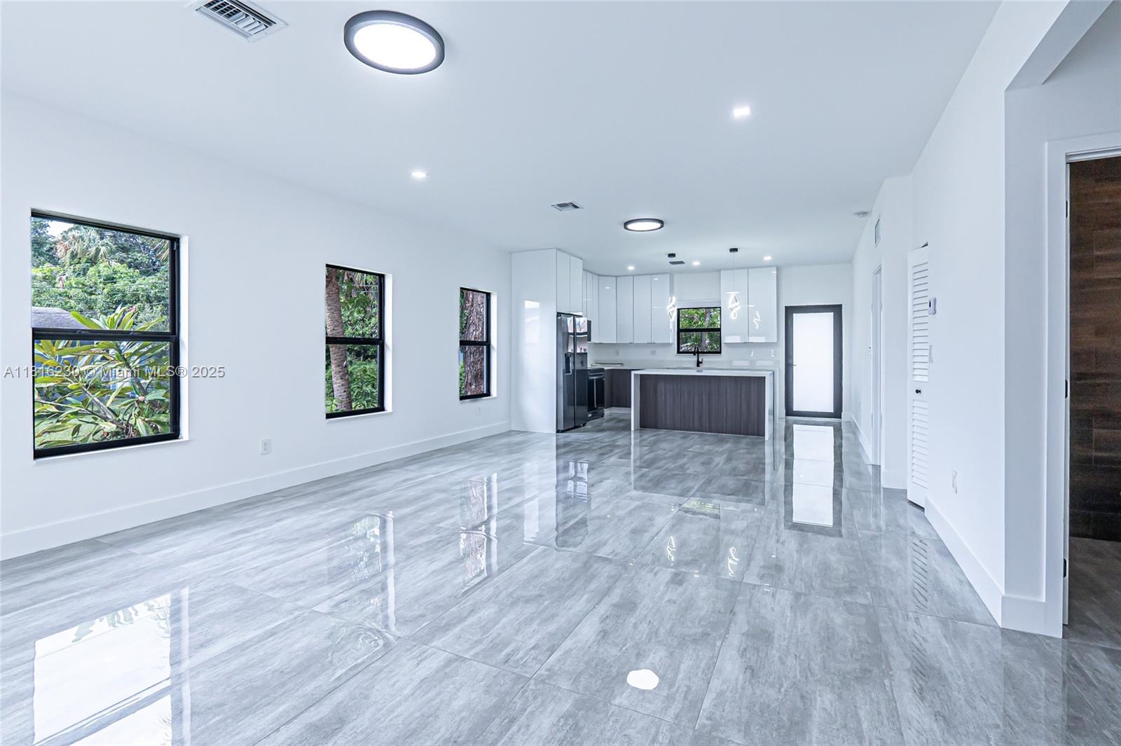 2725 NW 7th St
