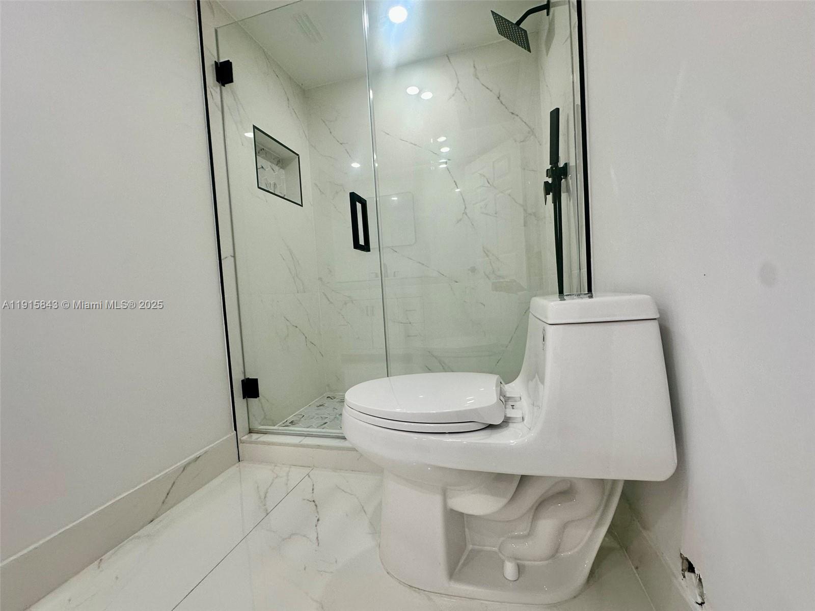 LAKEVIEW CLUB CONDO - Residential Lease