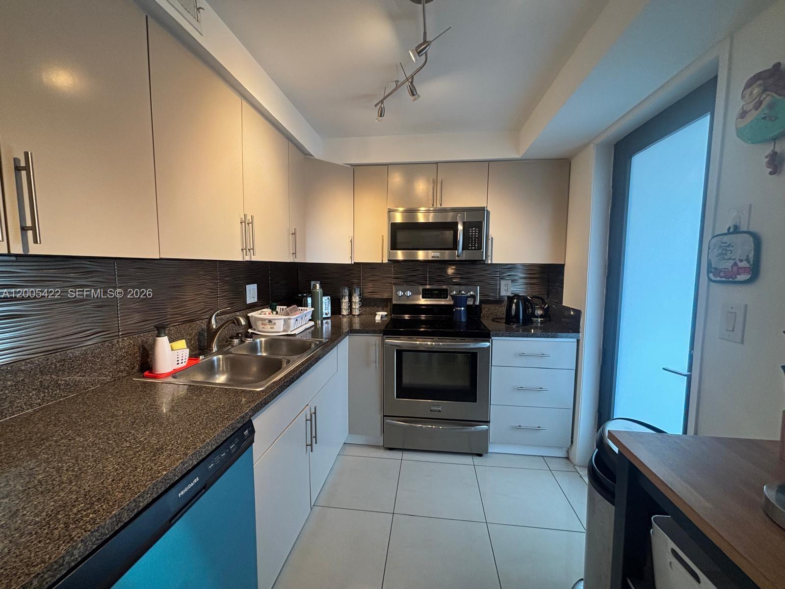 YACHT CLUB CONDO (THE) - Residential