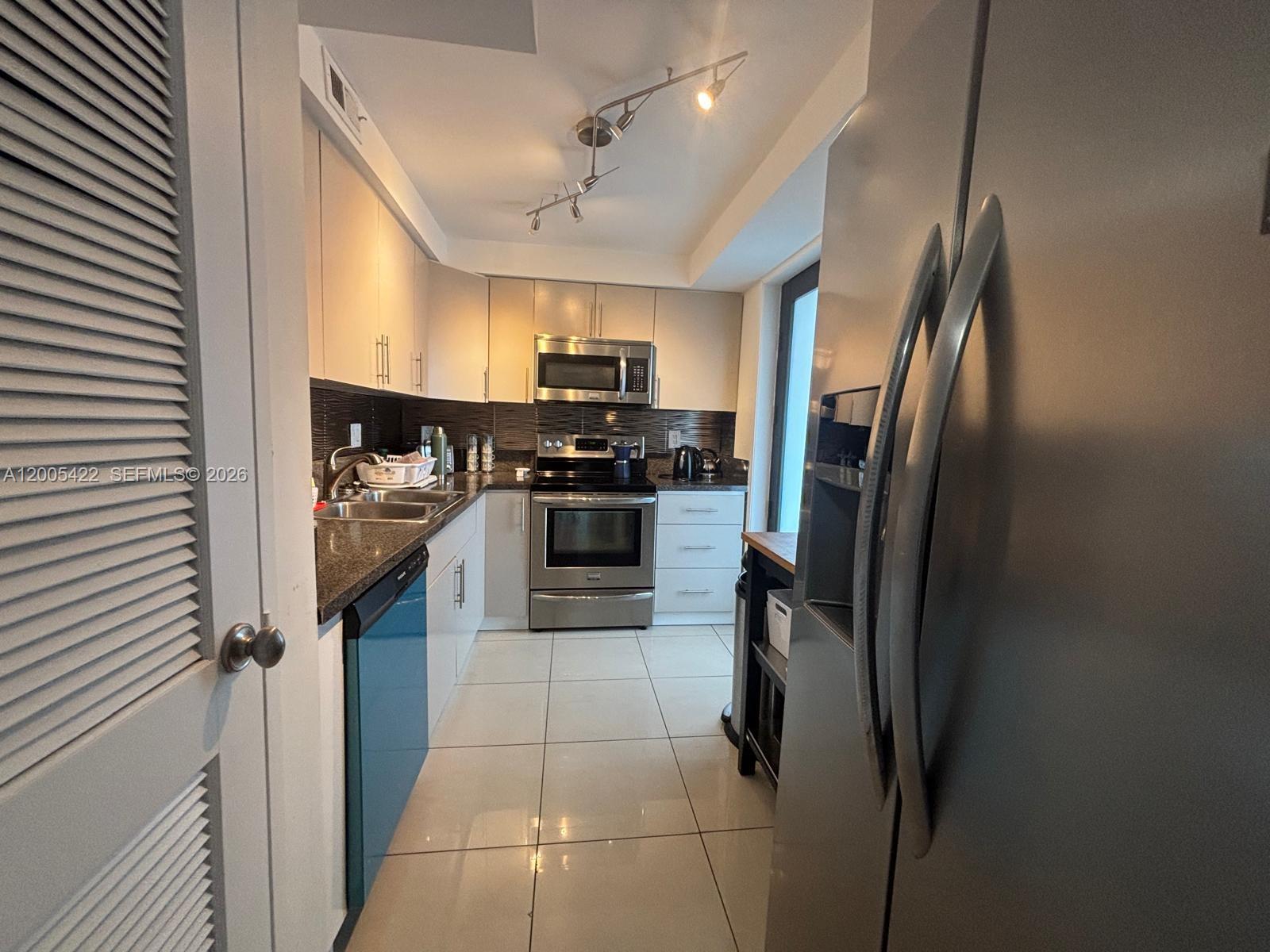 YACHT CLUB CONDO (THE) - Residential